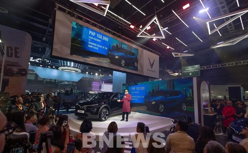 Muchos visitantes están interesados ​​en el modelo VF 6 en el stand de VinFast. (Foto: VNA)