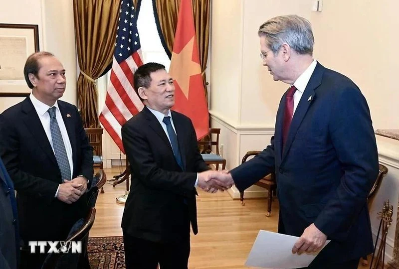 El viceprimer ministro vietnamita Ho Duc Phuoc se reúne con el secretario de Tesoro de Estados Unidos, Scott Bessent (Foto: VNA)