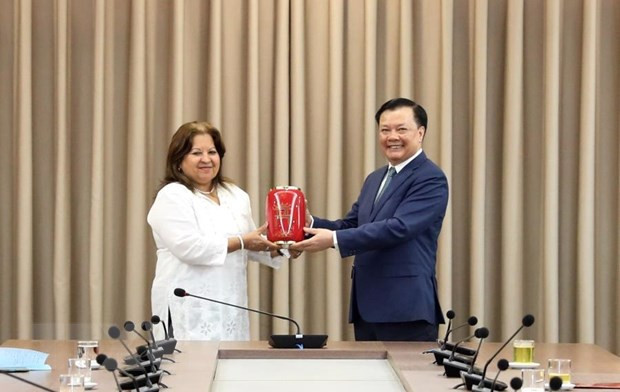 El secretario del Comité del Partido Comunista de Vietnam en Hanoi, Dinh Tien Dung, y la secretaria general de la Federación de Mujeres Cubanas, Teresa María Amarelle Boué. (Foto: VNA)