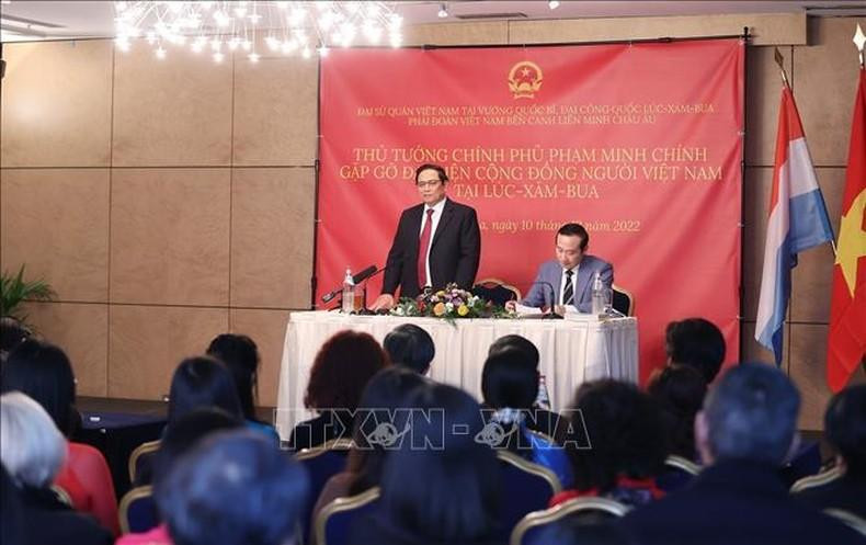 El primer ministro de Vietnam, Pham Minh Chinh, en el encuentro con la comunidad connacional en Luxemburgo. (Fotografía: VNA)