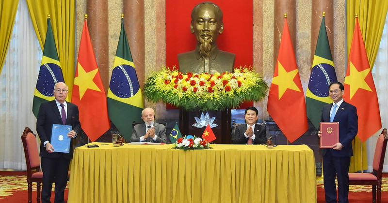 El presidente vietnamita, Luong Cuong y su similar de Brasil, Luiz Inácio Lula da Silva, presencian hoy en Hanói la ceremonia de entrega del Acta de Acuerdo sobre el Plan de Acción para la implementación de la Asociación Estratégica entre sus países para el período 2025-2030.
