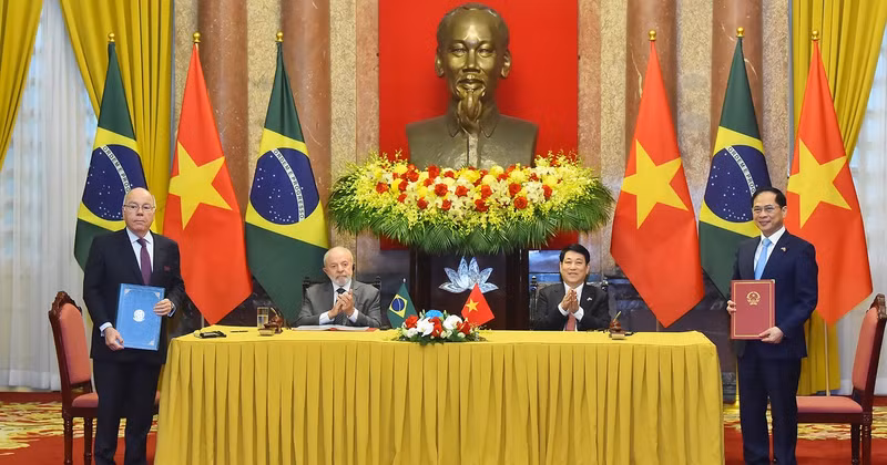 El presidente vietnamita, Luong Cuong y su similar de Brasil, Luiz Inácio Lula da Silva, presencian hoy en Hanói la ceremonia de entrega del Acta de Acuerdo sobre el Plan de Acción para la implementación de la Asociación Estratégica entre sus países para el período 2025-2030.