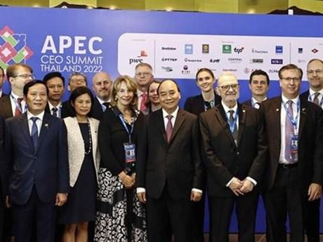 El presidente Nguyen Xuan Phuc con los delegados en el evento. (Fotografía: VNA)