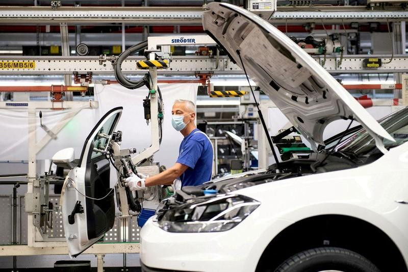 Trabajadores en la línea de ensamble de Volkswagen en Wolfsburg, Alemania. (Fotografia: Pool/Reuters)