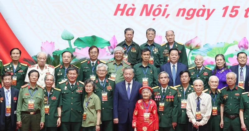 El secretario general del Partido Comunista de Vietnam, To Lam, y veteranos de guerra, personas con méritos revolucionarios y familias beneficiadas de políticas preferenciales. (Foto: VNA)