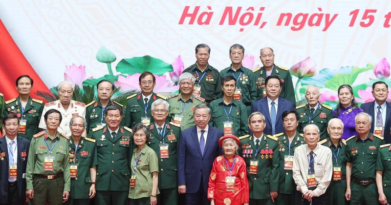El secretario general del Partido Comunista de Vietnam, To Lam, y veteranos de guerra, personas con méritos revolucionarios y familias beneficiadas de políticas preferenciales. (Foto: VNA)