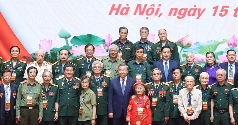 El secretario general del Partido Comunista de Vietnam, To Lam, y veteranos de guerra, personas con méritos revolucionarios y familias beneficiadas de políticas preferenciales. (Foto: VNA)