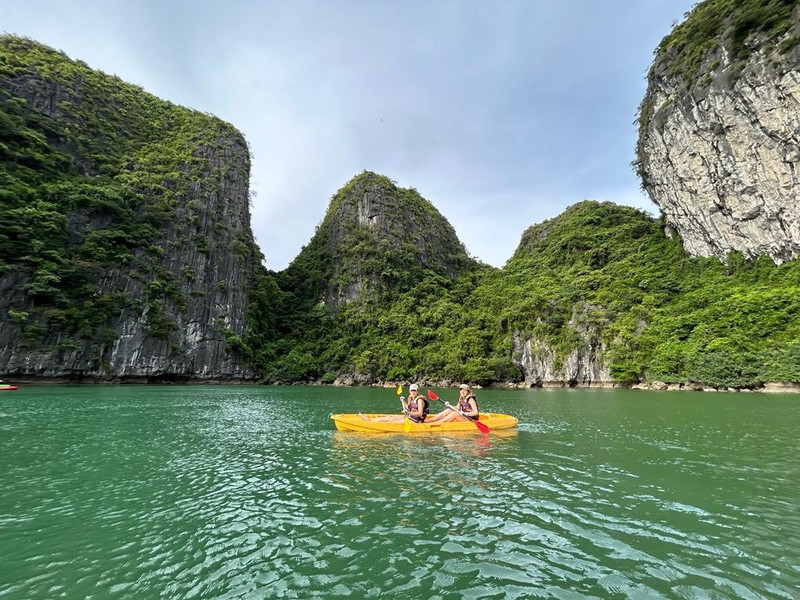 Recorrer la bahía de Ha Long en kayak es una experiencia interesante. 