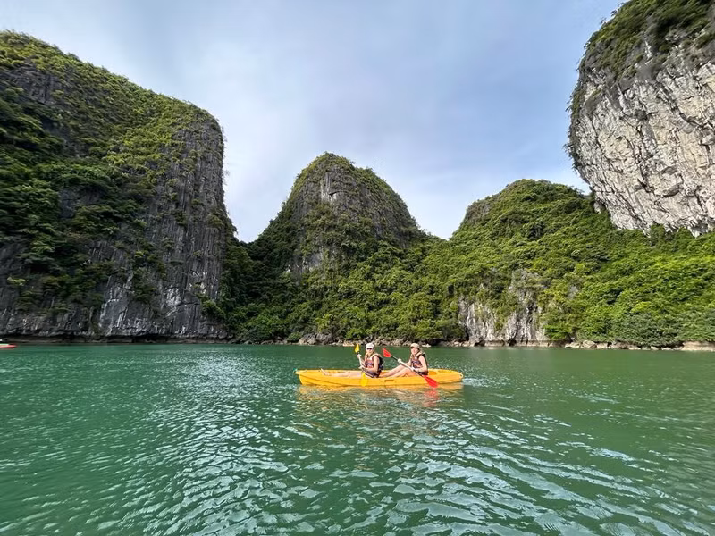 Recorrer la bahía de Ha Long en kayak es una experiencia interesante. 