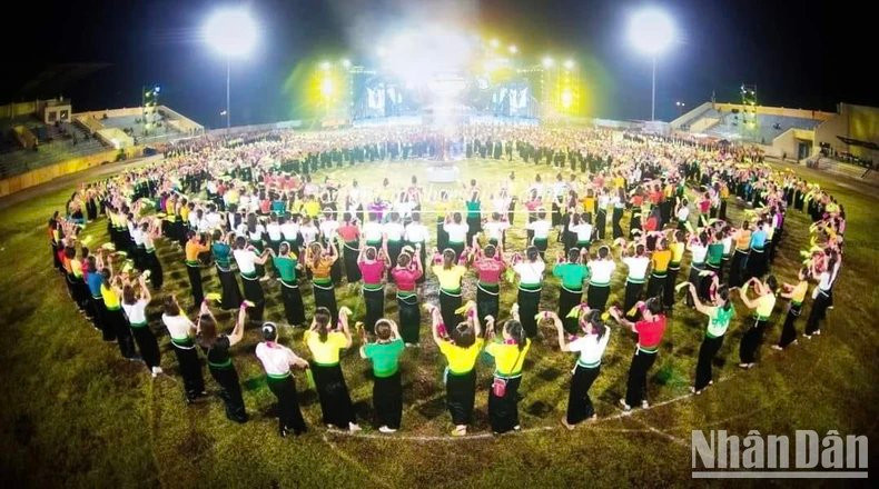 Presentación de la danza Xoe de la etnia Thai. 
