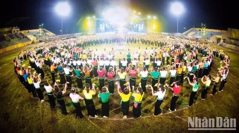 Presentación de la danza Xoe de la etnia Thai. 