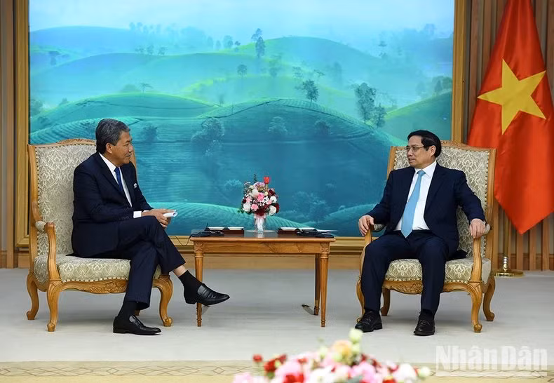 El primer ministro de Vietnam, Pham Minh Chinh, recibe al ministro de Defensa de Malasia, Dato' Seri Utama Haji Mohamad Bin Haji Hasan.