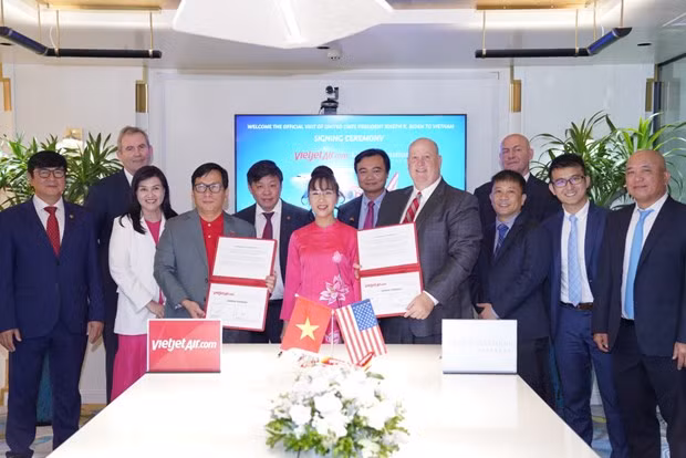 Representantes de Vietjet y Carlyle en acto de rúbrica del contrato. (Foto: Vietjet Air)