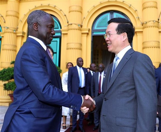 El presidente de Vietnam, Vo Van Thuong (derecha), recibe al titular de la Asamblea Nacional de Costa de Marfil, Adama Bictogo. (Foto: VNA)