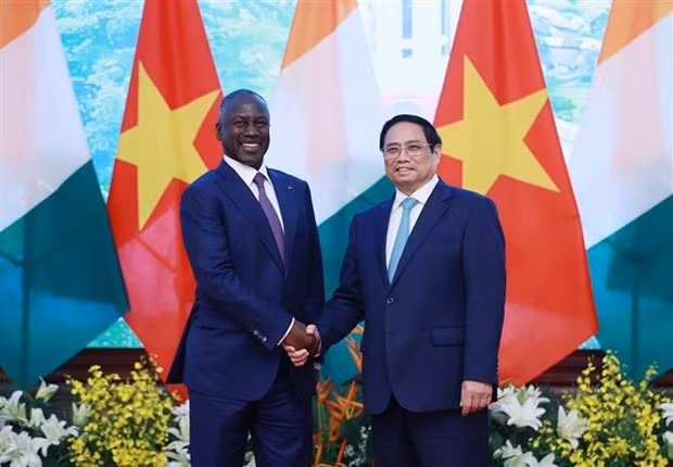 El primer ministro de Vietnam, Pham Minh Chinh (derecha), recibe al presidente de la Asamblea Nacional de Costa de Marfil, Adama Bictogo. (Foto: VNA)