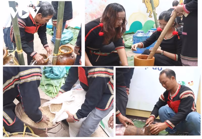 Todas las personas, sin importar edad ni sexo, se unen a los esfuerzos para preparar objetos de culto, cocinar y atar tinajas de aguardiente. (Foto: VNA)