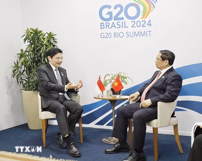 El primer ministro Pham Minh Chinh se reúne con su similar singapurense, Lawrence Wong. (Foto: VNA)