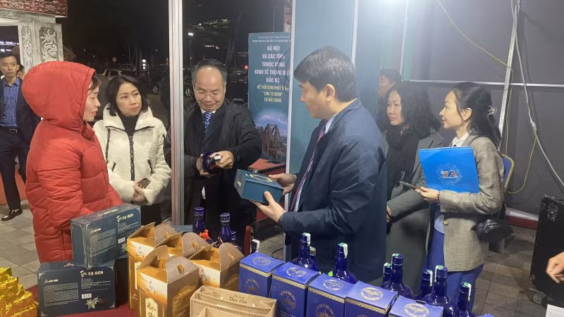 Visitantes a la exposición. (Foto: congthuong.vn)