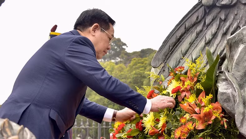 El presidente de la AN de Vietnam, Vuong Dinh Hue, frente a una delegación de alto nivel depositó una ofrenda floral en el Monumento dedicado al General D. José De San Martín. (Foto: Le Tuyet)