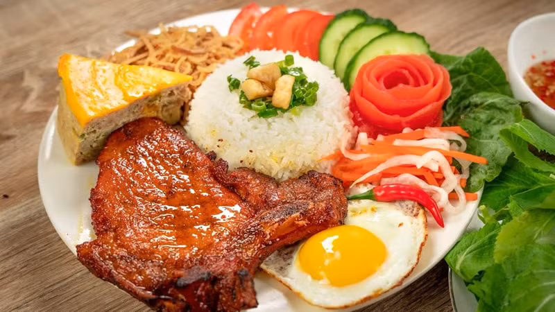 Un plato delicioso de “com tam” (Foto: VNA)