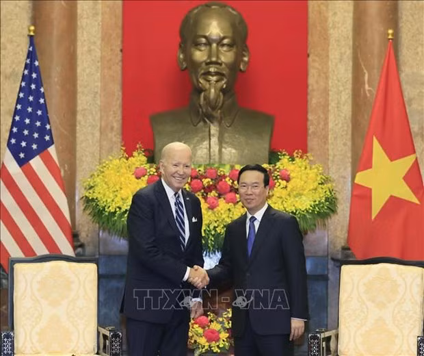 El presidente de Vietnam, Vo Van Thuong, saluda a su homólogo de Estados Unidos, Joseph Biden. (Foto: VNA)