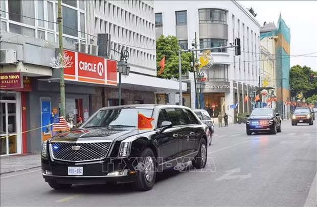 El convoy del presidente estadounidense, Joseph Biden, en la calle de Trang Tien, Hanói. (Foto: VNA)