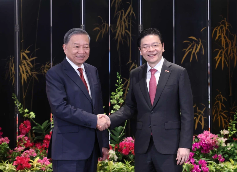 El secretario general del Partido Comunista de Vietnam, To Lam, (izquierda) y el primer ministro de Singapur, Lawrence Wong, copresiden una rueda de prensa para anunciar los resultados de sus conversaciones. (Foto: VNA)