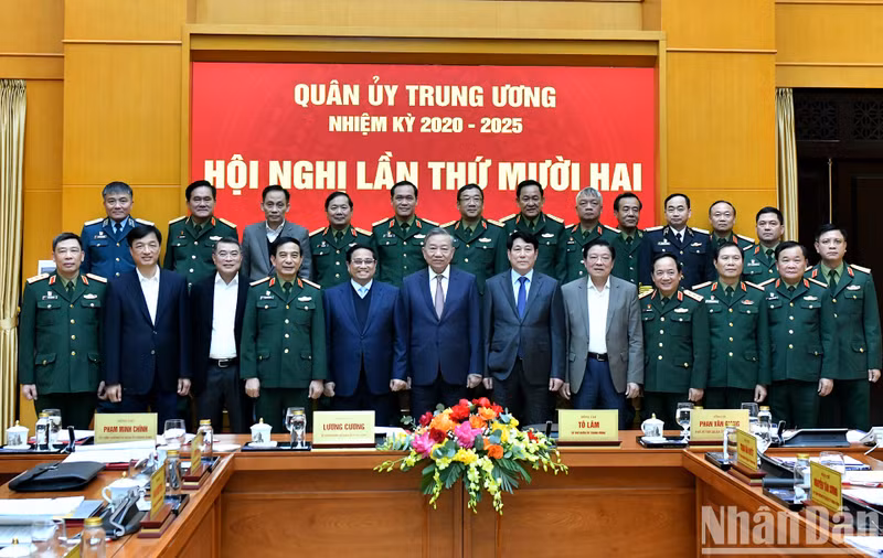 El secretario general del PCV, To Lam, el presidente Luong Cuong, el primer ministro Pham Minh Chinh, junto con otros dirigentes del PCV y del Estado y delegados a la conferencia.