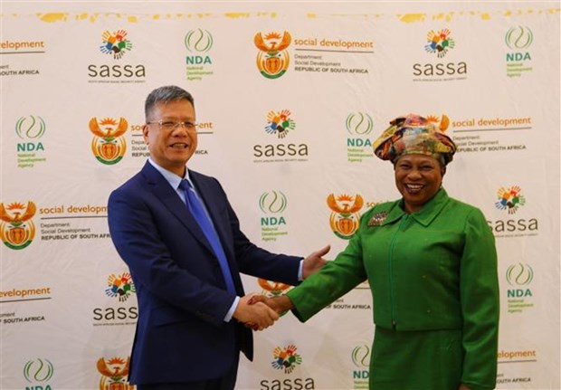 El subdirector de VSS, Tran Dinh Lieu, y la directora ejecutiva de SASSA, Busisiwe Memela-Khambula. (Foto: VNA)