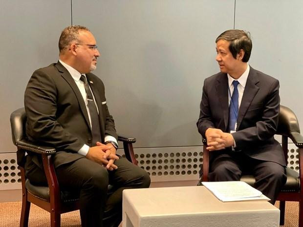 El ministro de Educación y Formación de Vietnam, Nguyen Kim Son (derecha), se reúne con el Secretario de Educación de Estados Unidos. (Fotografía: Revista Educación y Época)