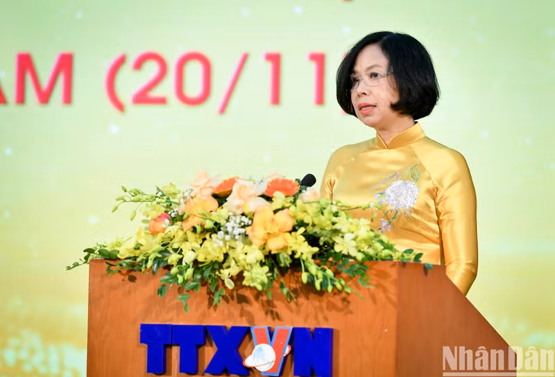 Vu Viet Trang, directora general de VNA, subraya que el respeto a los profesores ha sido una buena tradición del pueblo vietnamita durante generaciones.