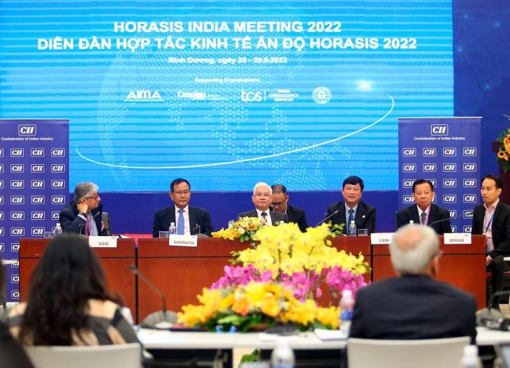 Dirigentes de la provincia de Binh Duong trabajan con representantes de la Federación de la Industria India. (Fotografía: Portal de la provincia de Binh Duong)