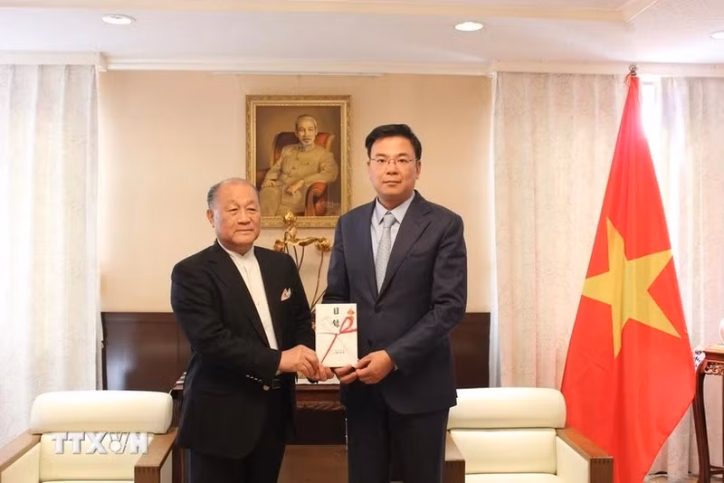 El presidente de la Asociación de Intercambio Japón-Vietnam de la prefectura japonesa de Miyagi, Atsushi Kamada, entrega la asistencia a la Embajada de Vietnam en Tokio. (Foto: VNA) 