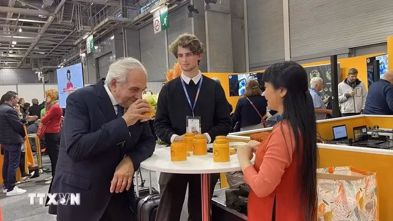 Philippe Juglar, presidente de AVPA, experimenta el té vietnamita. (Foto: VNA)