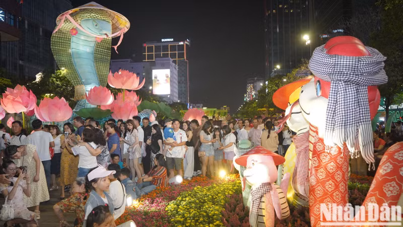 A medida que se acerca el Año Nuevo, el centro de Ciudad Ho Chi Minh se va llenando. A medida que se acerca el Año Nuevo, el centro de Ciudad Ho Chi Minh se va llenando.