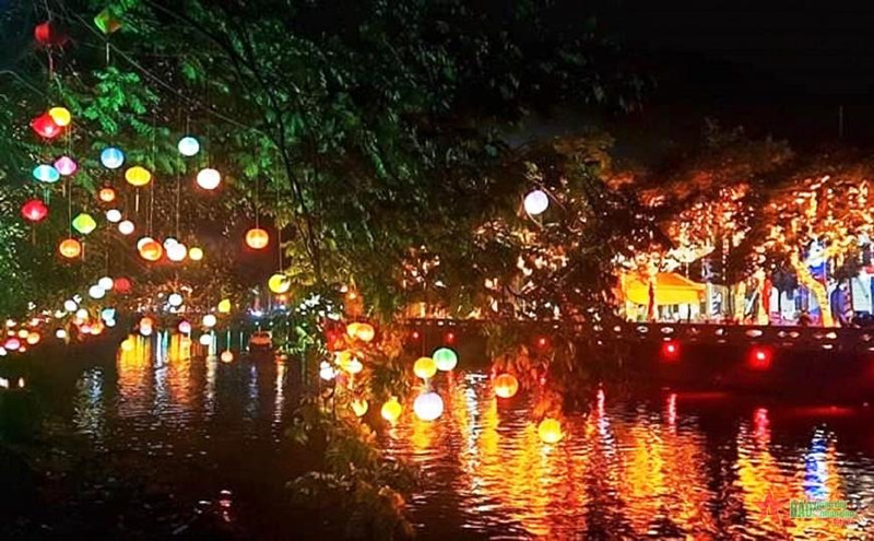 Un rincón de la ciudad distrital de Son Tay, decorado para celebrar la Fiesta de Medio Otoño. (Fotografía: qdnd.vn)