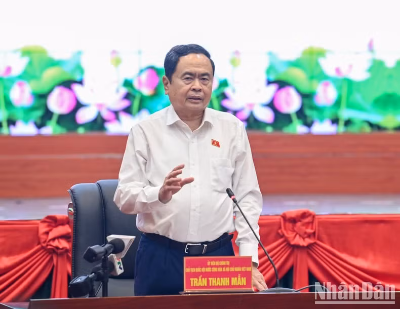 El presidente de la AN, Tran Thanh Man, pronuncia el discurso de apertura y propone temas de discusión.