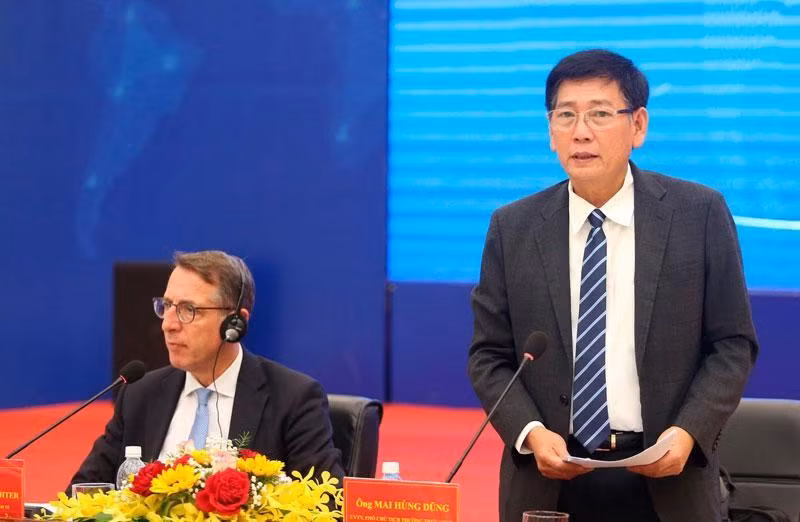 El vicepresidente permanente del Comité Popular de Binh Duong, Mai Hung Dung, habla en la rueda de prensa. 