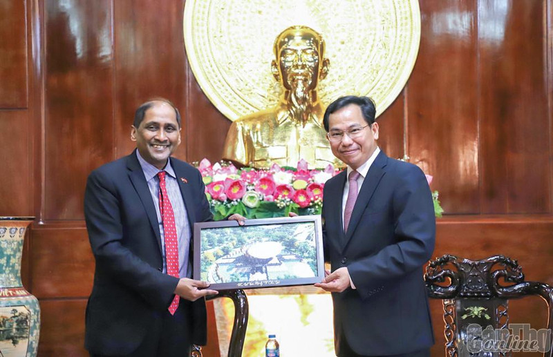 El secretario del Comité partidista y jefe de la delegación de diputados de Can Tho (D) y el embajador de Singapur en Vietnam, Jaya Ratnam. (Fotografía: baocantho.vn)