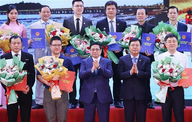 El primer ministro Pham Minh Chinh con los inversores en Ca Mau. (Foto: VNA)