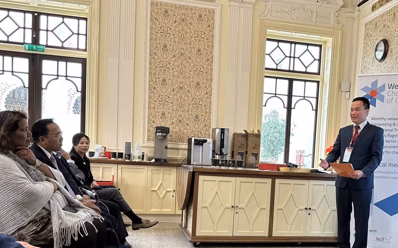 El vicesecretario del Comité del Partido Comunista y presidente del Comité Popular de Hai Duong, Trieu The Hung, habla en el foro. 