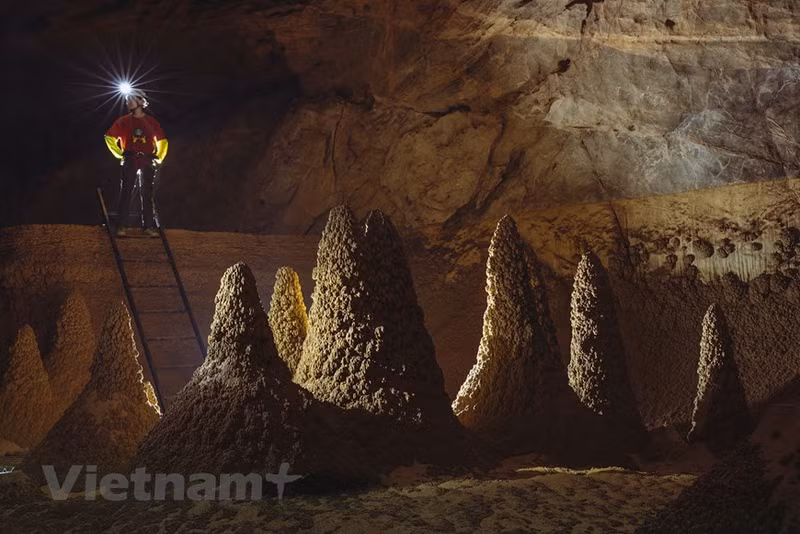 Gotas de agua caen, creando columnas de estalactitas en la cueva. (Foto: Vietnam+)