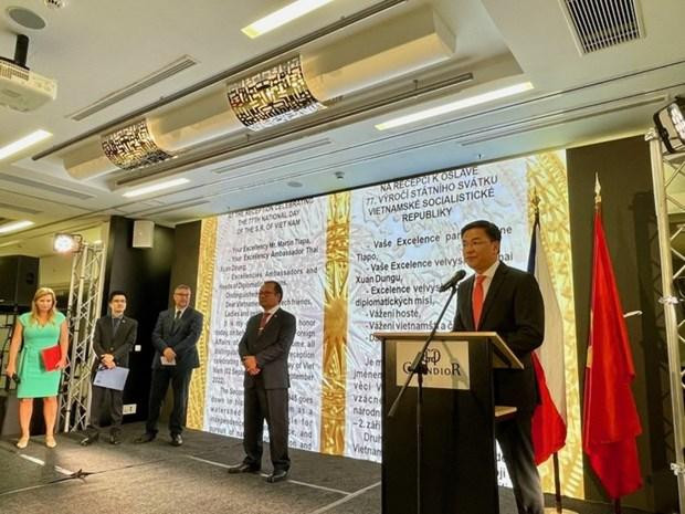 El viceministro de Relaciones Exteriores Pham Quang Hieu en el 77 aniversario del Día Nacional de Vietnam en Praga, República Checa. (Fotografía: VNA) 