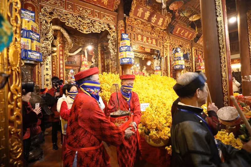 Llevando el incensario del gobernador Tuan Tranh desde el templo de Ky Cung al templo de Ta Phu. (Foto: VNA)