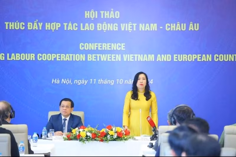 La viceministra de Relaciones Exteriores, Le Thi Thu Hang, habla en el evento (Foto: dantri.com.vn)