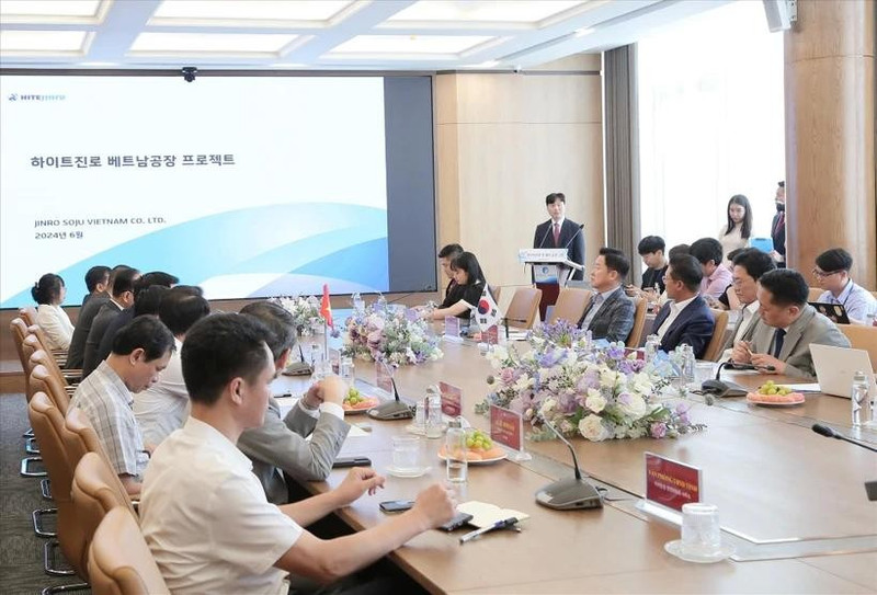En la sesión de trabajo entre la delegación surcoreana y los líderes de la provincia de Thai Binh.(Foto: VNA)