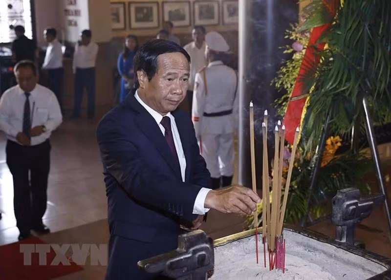 El viceprimer ministro Nguyen Van Thanh rinde homenaje al tío Ho en la zona cultural dedicada al prócer de la Revolución nacional. (Foto: Thong Nhat/VNA)