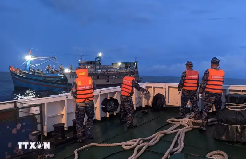 El buque 468 de la Región Naval 4 remolcó un barco pesquero con el eje del timón roto a la isla de Song Tu Tay. (Foto: VNA)