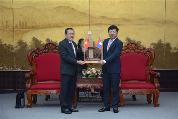El vicesecretario permanente del Comité partidista de Da Nang, Luong Nguyen Minh Triet, y el secretario partidista y presidente de la localidad laosiana de Salavane, Phoxay Xayso. (Fotografía: VNA) 