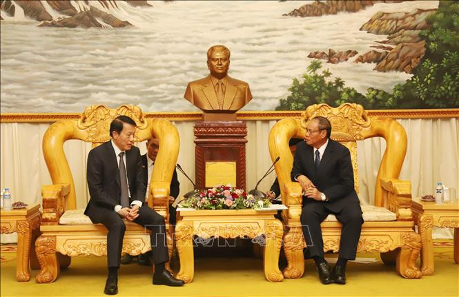 El general Vilay Lakhamphong, viceprimer ministro y ministro de Seguridad Pública de Laos (derecha), recibe al ministro de Seguridad Pública vietnamita, general Luong Tam Quang. (Foto: VNA)